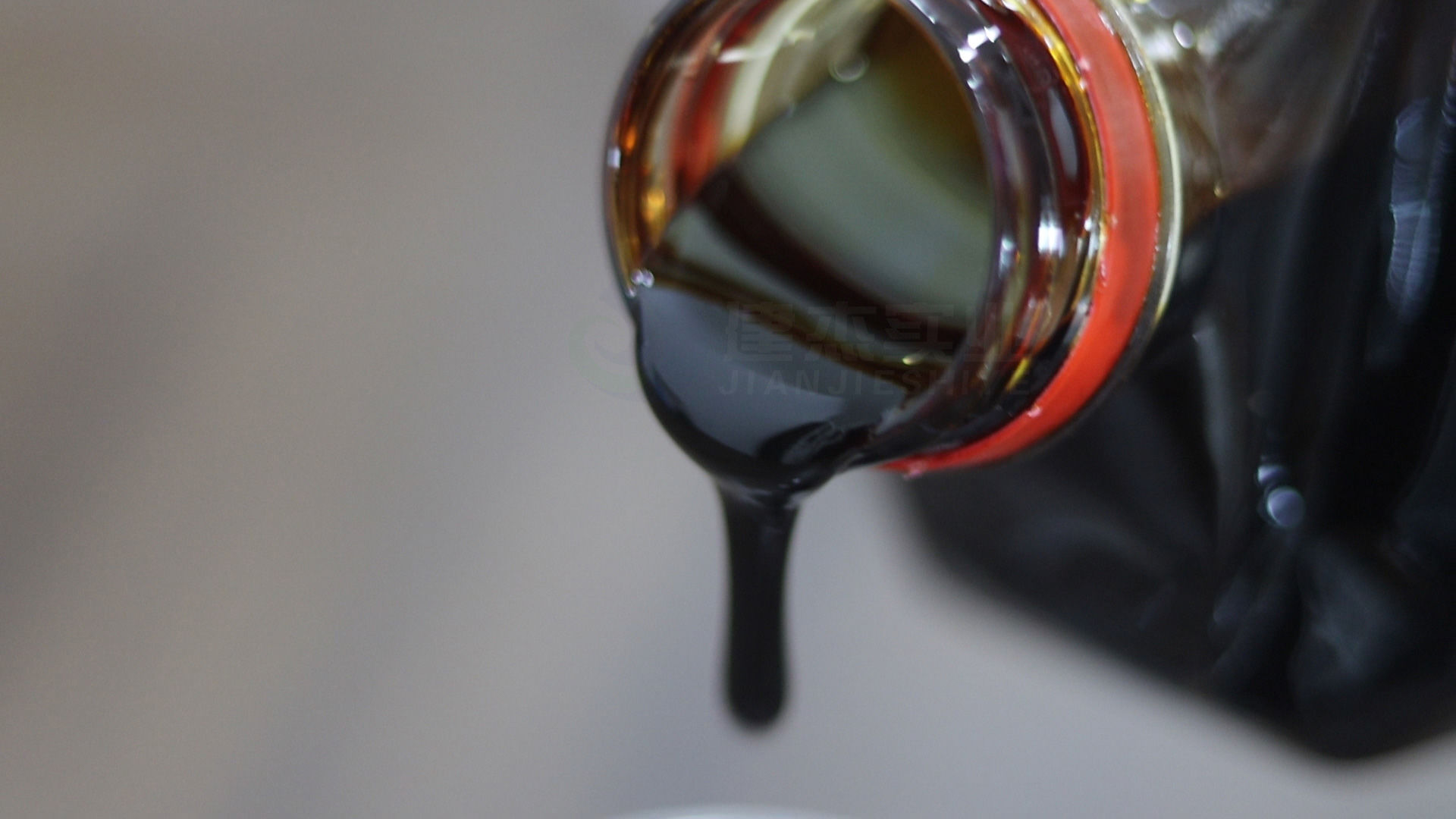 ����ճ��� vs ���͸���ճ���